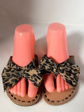 DV Dolce Vita size 8 leopard bow thong flip flops